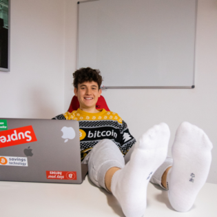 Füße auf den Tisch by Philip Breuninger