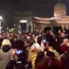 Crowds in St Petersburg sing about overthrowing Putin Download