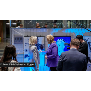 Ausstellung im Bundestag er­innert an Auschwitz-Befreiung vor 80 Jahren