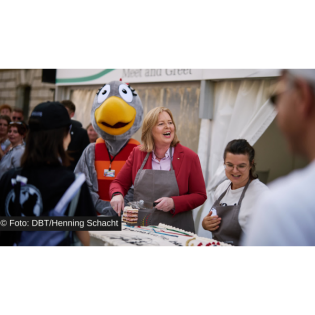 Bürgerfest: Bärbel Bas schneidet nach Bürgerdialog die Jubiläumstorte an