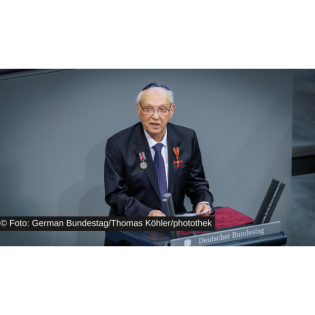 Roman Shvartsman delivers speech in remembrance of the victims of National Socialism