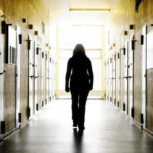 Kind im Knast - Wie die Eltern von Inhaftierten mitbestraft werden