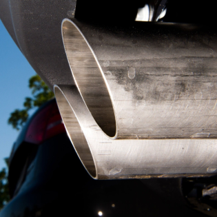 E-Mobilität im Stau: Was das Festhalten am Verbrenner-Auto bedeutet