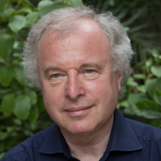 "Ich konnte eine völlig normale, schöne Kindheit haben, wo ich viel mehr Fußball spielte als Klavier"