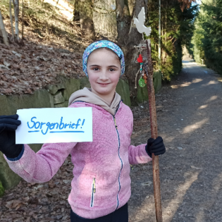 Kommunionkinder tragen Sorgenbriefe
