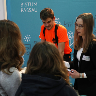 Bistum und Caritas auf der Ausbildungsmesse