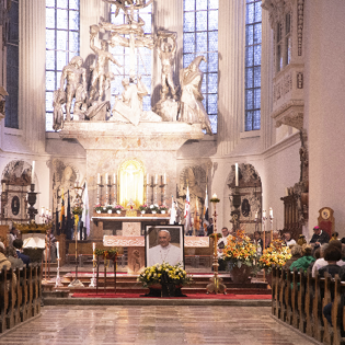 Ein Mann tiefer Freude und Gottvertrauens – Pontifikalrequiem für Papst Franziskus
