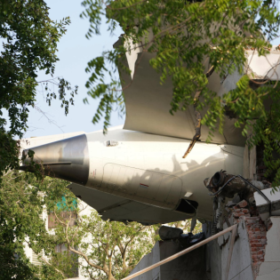 Flugzeug stürzt in Indien ab: Viele Todesopfer befürchtet
