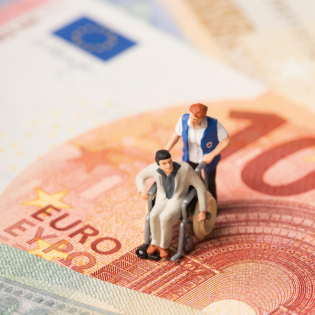 Pflegeversicherung droht Milliarden-Defizit