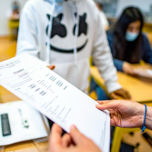 Zeugnisse und Schulnoten: Wie umgehen mit dem Druck?