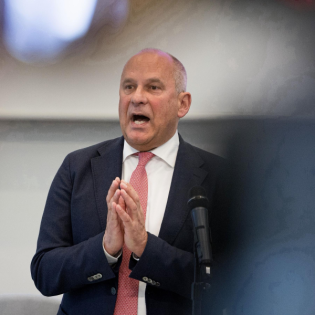 Polizei-Einsatz Gießen: Innenminister Roman Poseck unterstützt Beamte