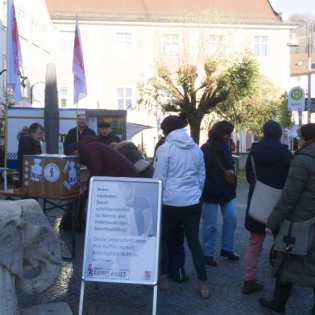 "Schwer zu schleppen ... " - Aktion FAIRES Paket der KAB