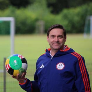 "Im Mittelpunkt steht der Mensch" DJK-Präsident Bernhard Martini zu Fair Play im Fußball