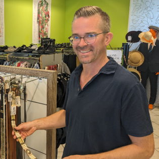 Zum Tag der gebrauchten Kleidung: Die Kleiderkammer im Caritas-Markt