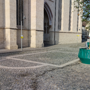 Spuren der Vergangenheit: Umriss der Nikolauskapelle auf dem Domplatz