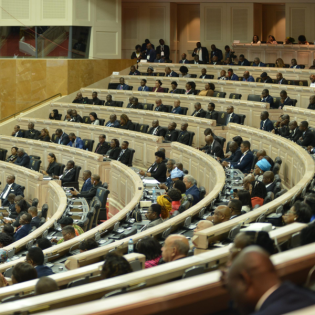 Angola - Reiches Land, düstere Zukunftsszenarien