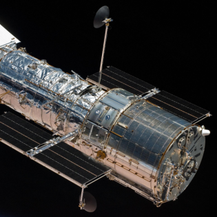 Nach unten durchgereicht - Das Hubble-Teleskop fast vor dem Ende