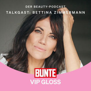Bettina Zimmermann: Schauspiel-Star ganz lässig im Bademantel und mit Augen-Pads im Beauty-Podcast