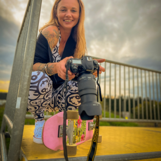 Fotoshooting mit Skateboard und Longboard: Weibliches Model Andrea im Herbst im Skatepark