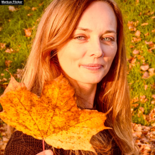Herbst Portrait Fotografie mit Laub und Blätter in Farbe und Schwarz / Weiß mit Female Model Andrea Autumn Vibes inkl. 37 Foto- und Video-Tipps für Herbst-Portraitfotografie