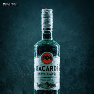 Warum Produktfotos mehr sind als nur Bilder. Die Vorteile, die ich als Produkt- und Werbefotograf für dich bieten kann. Beispiel Bacardi Flasche mit Wassertropfen