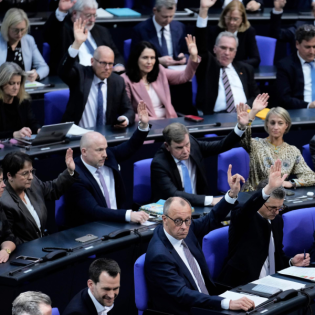 Die Woche vom 15.04.2025 bis 21.03.2025 - Der Bundestag hat abgestimmt: Deutschland darf viele neue Schulden machen, Russland und Ukraine wollen 30 Tage lang Kraft-Werke nicht angreifen, Proteste in der Türkei: Gegner von Präsident Erdoğan festgenommen