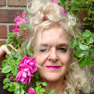 Erinnerung wird zur Sprache, weibliche Perspektiven im Ausnahmezustand - Im Gespräch mit Vernesa Berbo