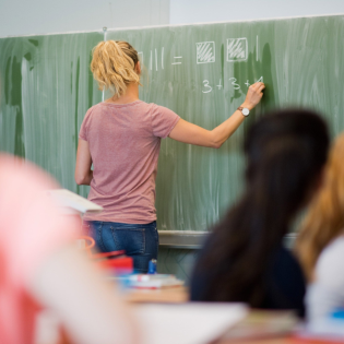 GEW-Sachsen: Zum Personalmangel an Schulen kommt Geldnot