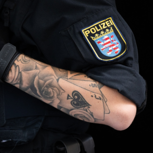 Frau mit sichtbaren Tattoos darf Polizistin werden