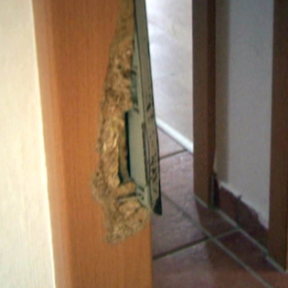 Wer zahlt für kaputte Tür nach Polizeieinsatz?