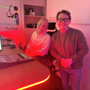 Taktstock & Tiefgang: Dirigent Mateusz Molęda zwischen Bühne und Kiel