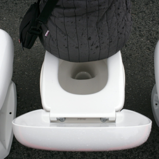 Mit Hilfe von Trenn-Toiletten aus Kot und Urin wertvollen Humus machen