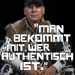 Janus TB über Rituale an der Clubtür, Berliner Eigenheiten und Smalltalk als Offenbarung