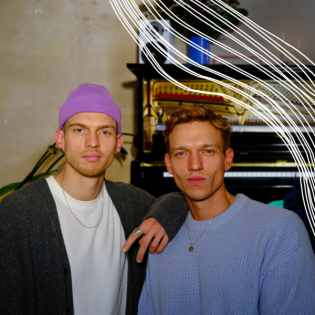 Fast Boy: Brüder, Beats und die Bühnen der Welt