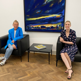 Immobiléros - Der Podcast für die Immobilienszene: Buchautorin & Investorin Laura Schick: „Frauen könnten die besseren Investoren sein“