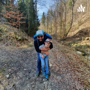 Hier sprechen Lukas und sein Papa über Gott und die Welt