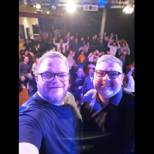 Das KI Horoskop für Simon und Timon im Promihof