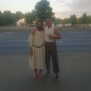 20.05.2025: Wer leitet mich gerade, Teufel oder Gottvater? Jesus-Reinkarnation in mir. Duschen nur mit Wasser ist toll. Nicht dem Personenkult verfallen.