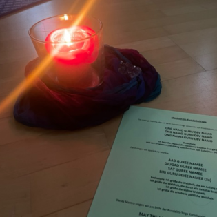 23.04.2025: Intuitives Schwimmen und Verbundenheit mit Wasser. Mein zweites Mal Kundalini-Yoga. Werde ich zum Glaubenszombie?