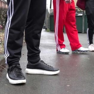 Schulkleidung: Jogginghose oder Uniform?