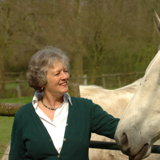 Annabel Gräfin von Arnim, Bäuerin und Autorin