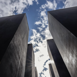 Philipp Auerbach und der Geist der Stunde Null: Das Hörspiel „Nie wieder gut“