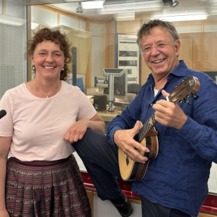 Bäuerin mit Krapfenmobil Christa Artmann