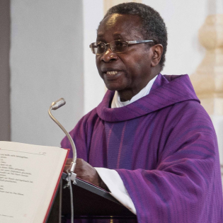 Olivier Ndjimbi-Tshiende, Pfarrer