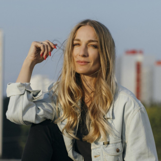 Sara Gmuer, Autorin: Schreibt über Mütter im Plattenbau