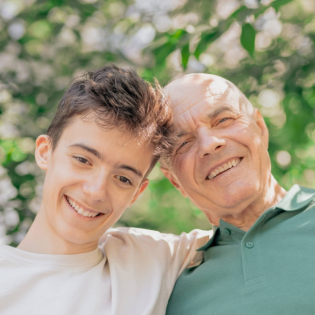 Großväter vererben ihre Glatze an die Enkel – stimmt das?