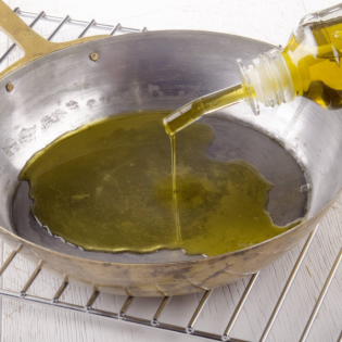 Olivenöl, Palmfett oder Butterschmalz: Welches Bratfett kann man guten Gewissens verwenden?