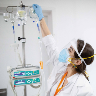 Ich mache eine Chemotherapie. Sollte ich mich gegen Covid-19 impfen lassen?