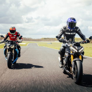 BMW S 1000 R vs Triumph Speed Triple 1200 RS Vergleichstest am Pannoniaring