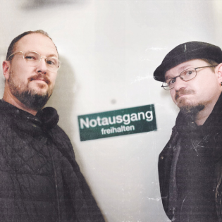 Axel und Sebastian im Waschsalon.